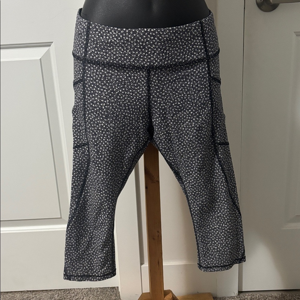 2/$25 Black and White Lululemon Cropped Leggings